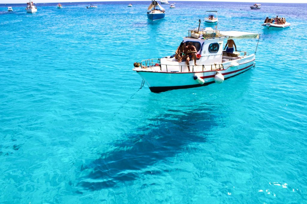 Fare una gita in barca a Lampedusa